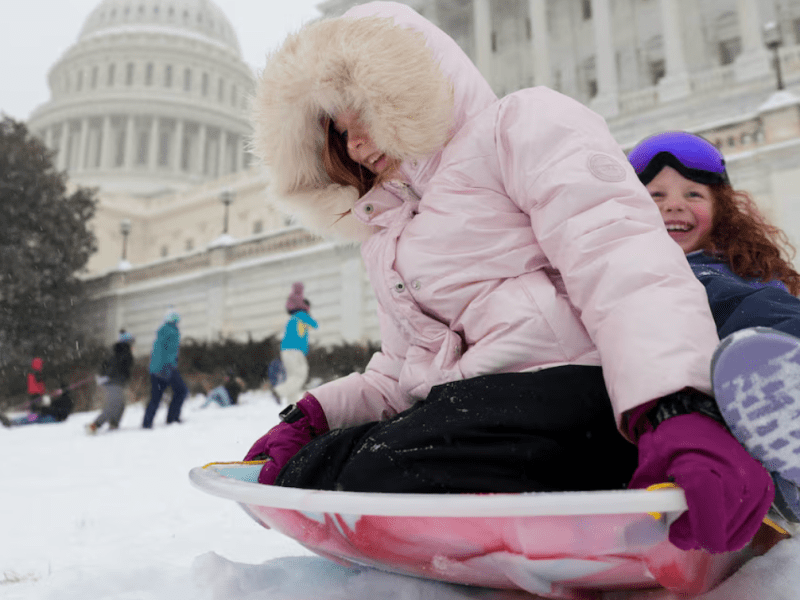 US storm leaves 850,000 without power, forces 10,000 flight cancellations
